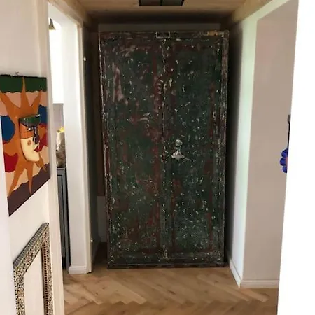 Berliner Altbaubauwohnung In Mitte *
