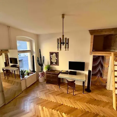 Berliner Altbaubauwohnung In Mitte * Berlin