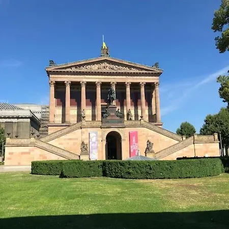 Berliner Altbaubauwohnung In Mitte *